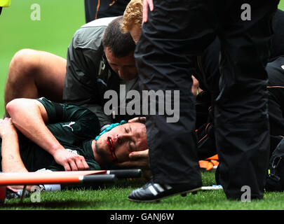 Krisztian Timar, Kapitän der Plymouth Argyle, wird nach einem Zusammenstoß mit dem Wolverhampton Wanderers' George Elokobi während des Coca-Cola Championship-Spiels auf dem Molineux, Wolverhampton, medizinisch behandelt. Stockfoto