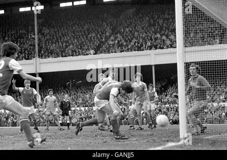 Alan Sunderland (c) von Arsenal steht vor dem Tor seines Teams, an Manchester City-Torwart Joe Corrigan (r) vorbei, beobachtet von den Teamkollegen David Price (l) und David O'Leary (zweite r) sowie Tommy Booth (dritte r) von Manchester City, Dave Watson (c, halb versteckt), Tony Henry (c, versteckt) und Colin Viljoen (zweite l) Stockfoto