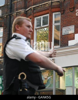 Ein Polizeibeamter leitet den Verkehr von der King's Road im Zentrum von London ab, nachdem in der Nähe ein Vorfall stattfand, bei dem bewaffnete Polizisten auf sie geschossen wurden. Stockfoto