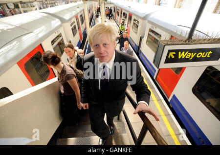 Der Bürgermeister von London, Boris Johnson, ist heute Morgen an der U-Bahn-Station High Street Kensington, um sein Alkoholverbot für U-Bahn- und Bahnhöfe in London zu starten. Stockfoto