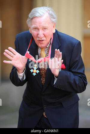 Der Schauspieler Leslie Phillips mit seinem CBE, das ihm von der britischen Königin Elizabeth II. Im Buckingham Palace, London, geschenkt wurde. Stockfoto