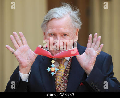 Der Schauspieler Leslie Phillips mit seinem CBE, das ihm von der britischen Königin Elizabeth II. Im Buckingham Palace, London, geschenkt wurde. Stockfoto