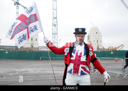 Ray Egan aus Birmingham, gekleidet als John Bull, um einen Protest gegen den Abriss von Wembley zu inszenieren Stockfoto