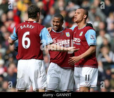 Gareth Barry von Aston Villa feiert das vierte Tor seiner Seite Des Spiels mit Teamkollegen Ashley Young (c) und Gabriel Agbonlahor (r) Stockfoto