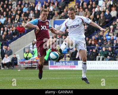 Fußball - Barclays Premier League - Bolton Wanderers gegen West Ham United - Reebok Stadium. Jonathan Spector von West Ham United und Matthew Taylor von Bolton Wanderers kämpfen um den Ball Stockfoto