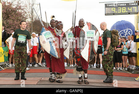 Flora London Marathon. Masai-Krieger bereiten sich auf den Start des London-Marathons beim Green Start in Blackheath, London, vor. Stockfoto