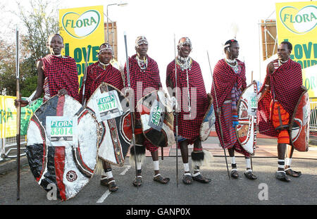 Masai Warriors bereiten sich auf den Start des London Marathon vor, beim Green Start in Blackheath, London. Stockfoto