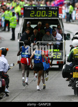 Martin lel (links) führt während des Flora London Marathons die Elite Men entlang des Victoria Embankment. Stockfoto