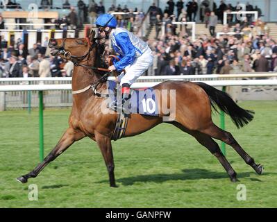 Pferderennen - Craven Meeting - Newmarket. Ruhige Eleganz mit Jockey Jimmy Quinn während des Leslie Harrison Memorial Nell Gwyn Stakes (Fillies' Group 3) Stockfoto