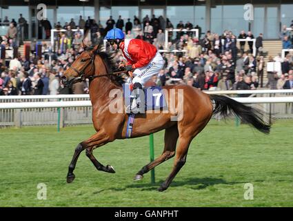 Pferderennen - Craven Meeting - Newmarket. Unfehlbar von Jimmy Fortune vor dem Leslie Harrison Memorial Nell Gwyn Stakes (Gruppe der Stutfohlen 3) auf unfehlbar geritten Stockfoto