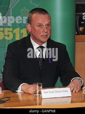 Detective Superintendent Dave Kelly von der Merseyside Police spricht mit den Medien über Verhaftungen im Zusammenhang mit dem Mord an Rhys Jones im Merseyside Police Headquarters in Canning Place, Liverpool. Stockfoto