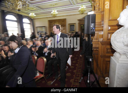 Der konservative Führer David Cameron startet heute in Dewsbury, West Yorkshire, die lokale Wahlkampagne der Konservativen Partei. Stockfoto