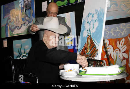 Der Hollywood-Schauspieler und Künstler Tony Curtis mit dem Harrods-Besitzer Mohamed Al Fayed während einer Fotoausstellung für die Tony Curtis Art Collection, die in Harrods im Zentrum von London zu sehen ist. Stockfoto