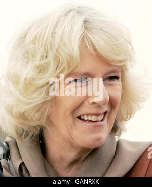 Die Herzogin von Cornwall nimmt an der Enthüllung der neuen Queen Mother Memorial Tore in Glamis Castle Teil. Stockfoto