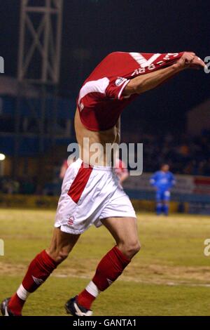 Darren Huckerby von Nottingham Forest feiert sein zweites Tor von Das Spiel gegen Gillingham, um es 2-0 zu machen Stockfoto