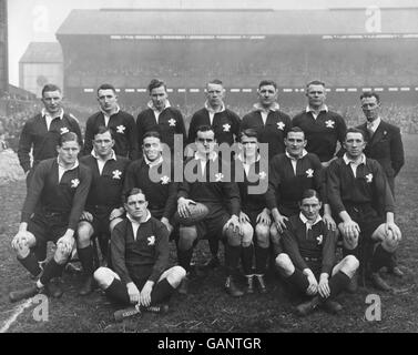 Wales-Teamgruppe: (Hintere Reihe, l-r) Bryn Evans, Viv Jenkins, Wilf Wooller, Iorrie Isaacs, Tom Arthur, B Thomas, Berührungsrichter WJ Llewelyn; (erste Reihe, l-r) Arthur Jones, Raymond Jones, Ronnie Boon, Watcyn Jones, Claude Davey, Edgar Jones, Archie Skym; (am Boden, l-r) Harry Bowcott, Maurice Turnbull. Stockfoto