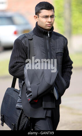 Dr. Rashid Sandhu, der beschuldigt wurde, ein 13-jähriges Mädchen angegriffen zu haben, verlässt das Norwich Crown Court, Norwich. Stockfoto