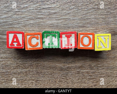 Aktion-Wort, das mit Spielzeug Holz-Block Buchstaben Stockfoto