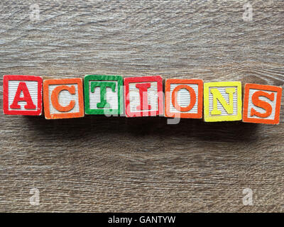 Aktionen-Wort, das mit Spielzeug Holz-Block Buchstaben Stockfoto