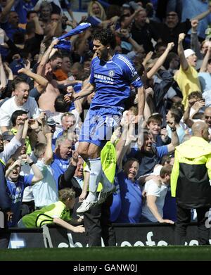 Chelsea's Michael Ballack feiert sein zweites Tor von der Strafpunkt Stockfoto