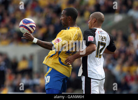 Jefferson Louis von Mansfield Town und Marc Joseph von Rotherham United (rechts) kämpfen während des Coca-Cola Football League Two-Spiels in Field Mill, Mansfield, um den Ball. Stockfoto