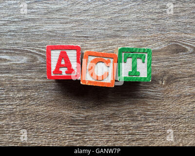 ACT-Wort, das mit Spielzeug Holz-Block Buchstaben Stockfoto