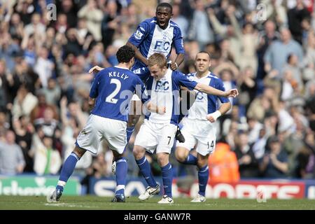 Fußball - Barclays Premier League - Birmingham City / Liverpool - St Andrew's Stadium. Sebastian Larsson (7) von Birmingham City wird von seinen Teamkollegen nach dem zweiten Tor gratuliert Stockfoto