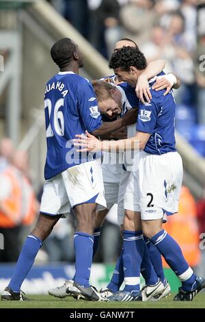 Fußball - Barclays Premier League - Birmingham City / Liverpool - St Andrew's Stadium. Sebastian Larsson (c) von Birmingham City wird von seinen Teamkollegen nach dem zweiten Tor gratuliert Stockfoto