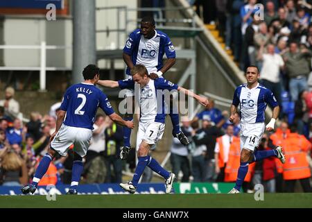 Fußball - Barclays Premier League - Birmingham City / Liverpool - St Andrew's Stadium. Sebastian Larsson (c) von Birmingham City wird von seinen Teamkollegen nach dem zweiten Tor gratuliert Stockfoto