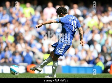 Fußball - Barclays Premier League - Chelsea / Manchester United - Stamford Bridge. Chelseas Michael Ballack erzielt vom Strafpunkt aus das zweite Tor des Spiels seiner Seite Stockfoto