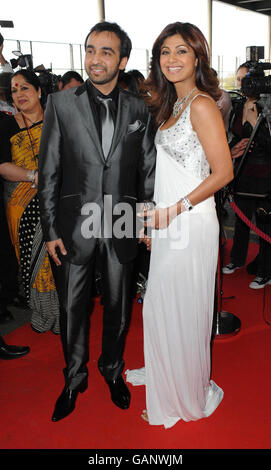 Erneut mit zusätzlichen Informationen übertragen. Shilpa Shetty kommt mit Raj Kundra bei den Zee Cine Awards 2008 , Excel, Docklands, im Osten Londons an. Stockfoto