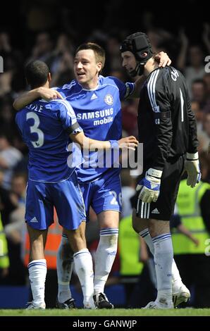 Fußball - Barclays Premier League - Chelsea / Manchester United - Stamford Bridge. Chelseas Kapitän John Terry (c) feiert nach dem letzten Pfiff mit Teamkollege Ashley Cole (l) und Petr Cech (r) Stockfoto