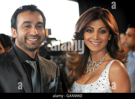 Erneut mit zusätzlichen Informationen übertragen. Shilpa Shetty kommt mit Raj Kundra bei den Zee Cine Awards 2008, Excel, Docklands, im Osten Londons an. Stockfoto