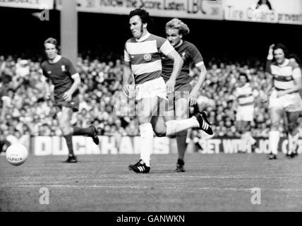 Gerry Francis von Queens Park Rangers kommt von Liverpools Phil weg Thompson Stockfoto