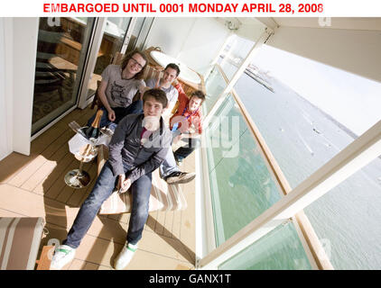 'Scouting for Girls' mit Virgin Radio DJ Robin Burke (rechts) auf dem 'Independence of the Seas' Kreuzfahrtschiff (weltgrößtes Kreuzfahrtschiff aller Zeiten) im Hafen von Southampton zur 15. Geburtstagsparty von Virgin Radio. Stockfoto