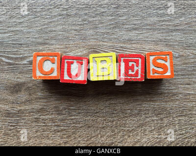 Würfel-Wort, das mit Spielzeug Holz-Block Buchstaben Stockfoto