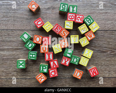 Holz-Block Alphabet Buchstaben und Zahlen auf dem Boden Stockfoto