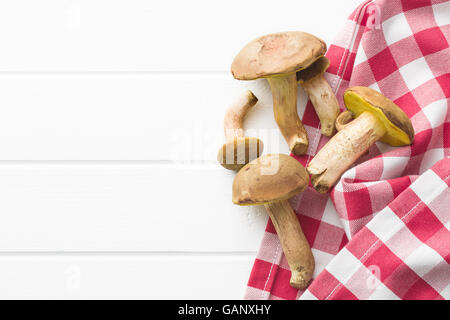 Herbsternte frische Wald Pilze mit Steinpilzen Pilze auf weißen Tisch. Stockfoto