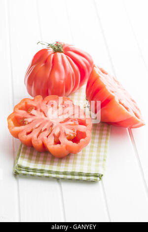 Coeur De Boeuf. Fleischtomaten auf weißen Tisch. Stockfoto