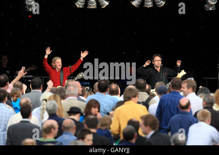 Die Saw Doctors treten bei einem Konzert am Ende des Gold Cup Meetings im Sandown Park auf. Stockfoto