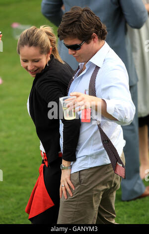 Pferderennen - Bet365 Gold Cup Meeting - Sandown Park. Racegoers genießen einen Drink, während die Saw Doctors während eines Konzerts am Ende des Gold Cup Meetings im Sandown Park auftreten. Stockfoto