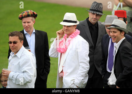 Pferderennen Sie - Bet365 Gold Cup Meeting - Sandown Park Stockfoto