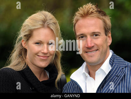 Moderator Ben Fogle, begleitet von Frau Marina, für seine Rolle als Botschafter beim Start des ersten Halbmarathons der Royal Parks Foundation. Stockfoto