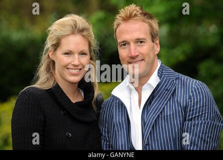 Moderator Ben Fogle, begleitet von Frau Marina, für seine Rolle als Botschafter beim Start des ersten Halbmarathons der Royal Parks Foundation. Stockfoto