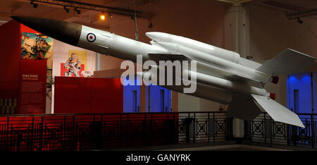 Eine Flugabwehrrakete von Bloodhound bei der neuen Ausstellung Dan Dare and the Birth of Hi-Tech Britain, die heute im Science Museum in London eröffnet wurde. Stockfoto