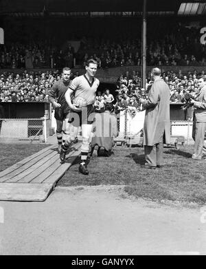 Wolverhampton Wanderers Kapitän Bill Slater führt sein Team aus, gefolgt von Torwart Malcolm Finlayson Stockfoto