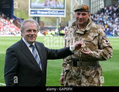 Soldiers of Burma Company, 1. Bataillon des Duke of Lancaster's Regiment, erhalten Medaillen, die den jüngsten Einsatz im Irak von Gordon Taylor (CEO der PFA) würdigen. Stockfoto