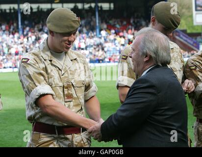 Soldiers of Burma Company, 1. Bataillon des Duke of Lancaster's Regiment, erhalten Medaillen, die den jüngsten Einsatz im Irak von Gordon Taylor (CEO der PFA) würdigen. Stockfoto