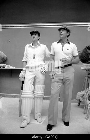 Yorkshire und England Batman Geoff Boykott folgt der Sichtlinie seines Wachsfigurenkabindes, das neu in Madame Tussauds Londoner Sammlung enthalten ist Stockfoto