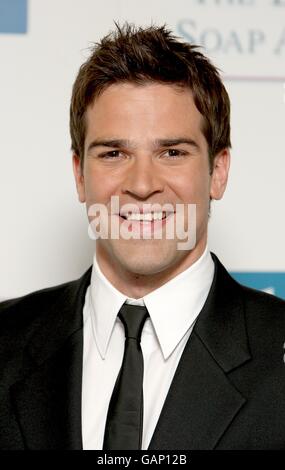 Gethin Jones bei den British Soap Awards 2008 im BBC Television Centre, Wood Lane, London, W12. DIE VERÖFFENTLICHUNG DIESES BILDES UND DER GEWINNER-ERGEBNISSE, IN WELCHEM MEDIUM AUCH IMMER, OB IN PRINT, RUNDFUNK ODER ONLINE, UNTERLIEGT BIS SONNTAG, 4. MAI 2008, 00:01 UHR GMT EINEM STRENGEN EMBARGO. Stockfoto